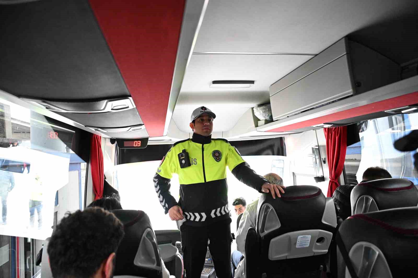 izmirde polis ekiplerinden bayram mesaisi 9 qzmlRWJq
