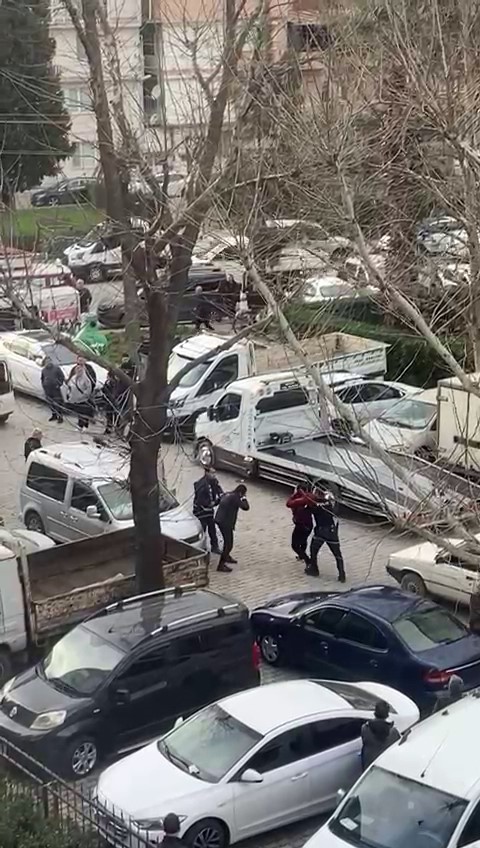 izmirde polis merkezi onunde sopayla darp kamerada 1 1sBZswQC