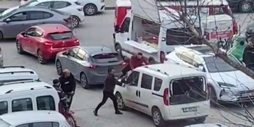 izmirde-polis-merkezi-onunde-sopayla-darp-kamerada-Fk8ppmue.jpg