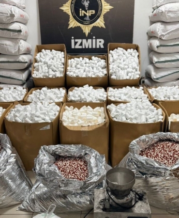 izmirde-rekor-duzeyde-uyusturucu-hap-operasyonu-23-milyon-adet-ele-gecirildi-ay5OSz67.jpg