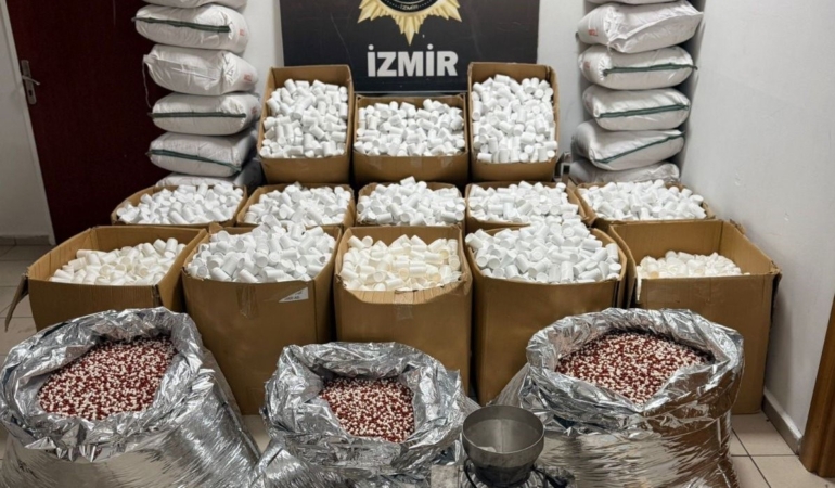 izmirde-rekor-duzeyde-uyusturucu-hap-operasyonu-23-milyon-adet-ele-gecirildi-ay5OSz67.jpg