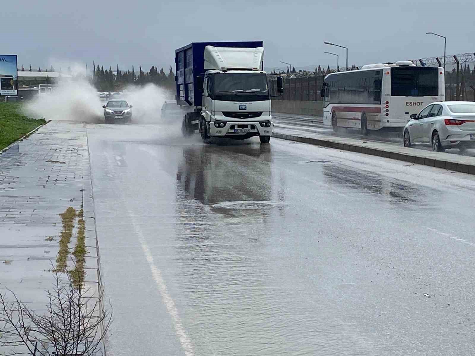 izmirde saganak etkili oldu yollar gole dondu trafik kilitlendi 0 ypum37mF