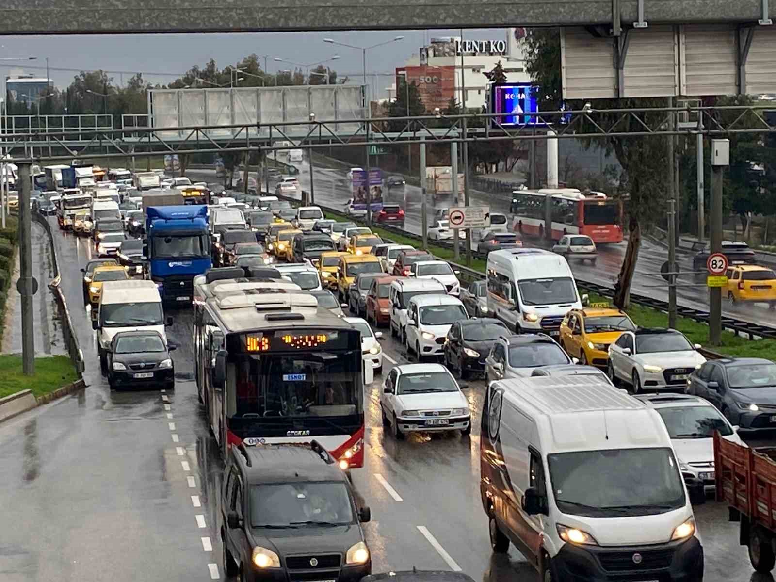 izmirde saganak etkili oldu yollar gole dondu trafik kilitlendi 3 tjc3m3kX