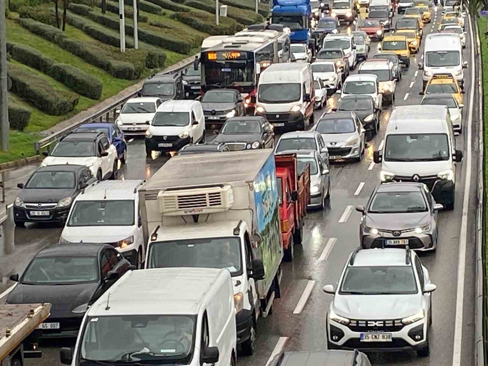 izmirde saganak etkili oldu yollar gole dondu trafik kilitlendi 4 NYfCtsH2