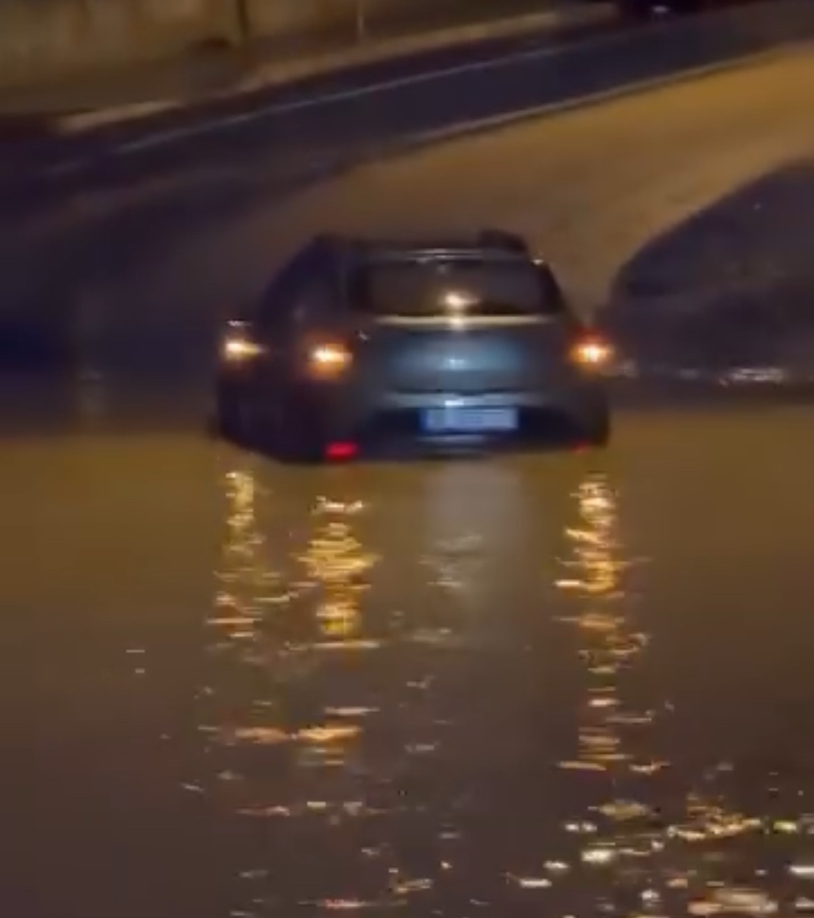 izmirde saganak etkili oldu yollar gole dondu trafik kilitlendi 5 vbXfGnAQ