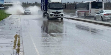 izmirde-saganak-etkili-oldu-yollar-gole-dondu-trafik-kilitlendi-H8vCeSfy.jpg