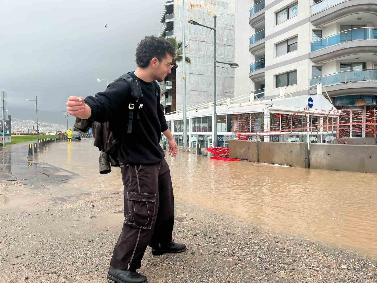 izmirde saganak hayati felc etti kordon gole dondu vatandas oltayla tepki gosterdi 3 7DrUBk47