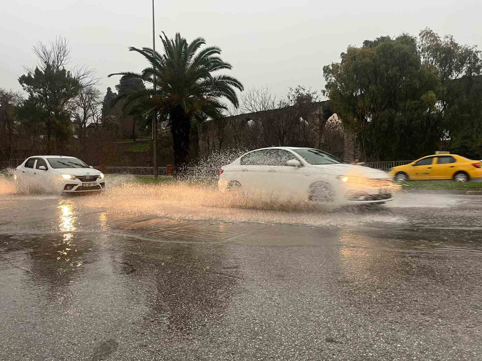 izmirde saganak ve firtina caddeler gole dondu zor anlar kameraya yansidi 1 aABrk2m8