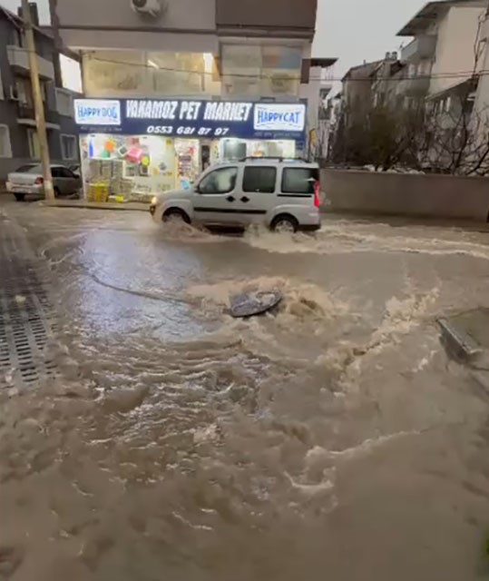 izmirde saganak ve firtina hayati felc etti 2 pqEcmVuQ