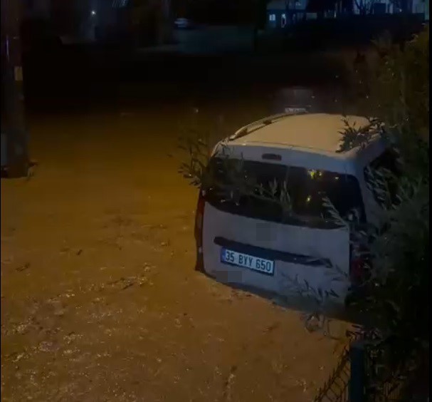 İzmir’de sağanak ve fırtına hayatı felç etti: Sel suları araçları sürükledi 5 izmirde saganak ve firtina hayati felc etti sel sulari araclari surukledi 1 uS8camU6