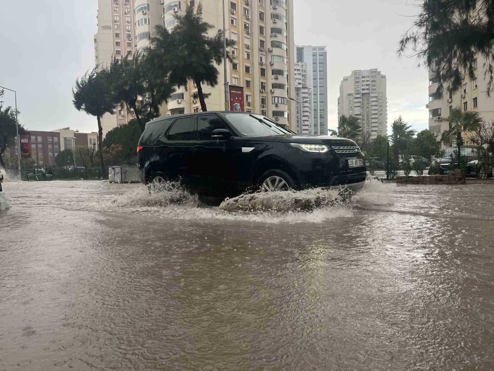 İzmir’de sağanak ve fırtına hayatı felç etti, yollar göle döndü 6 izmirde saganak ve firtina hayati felc etti yollar gole dondu 2 HwLZFqlk