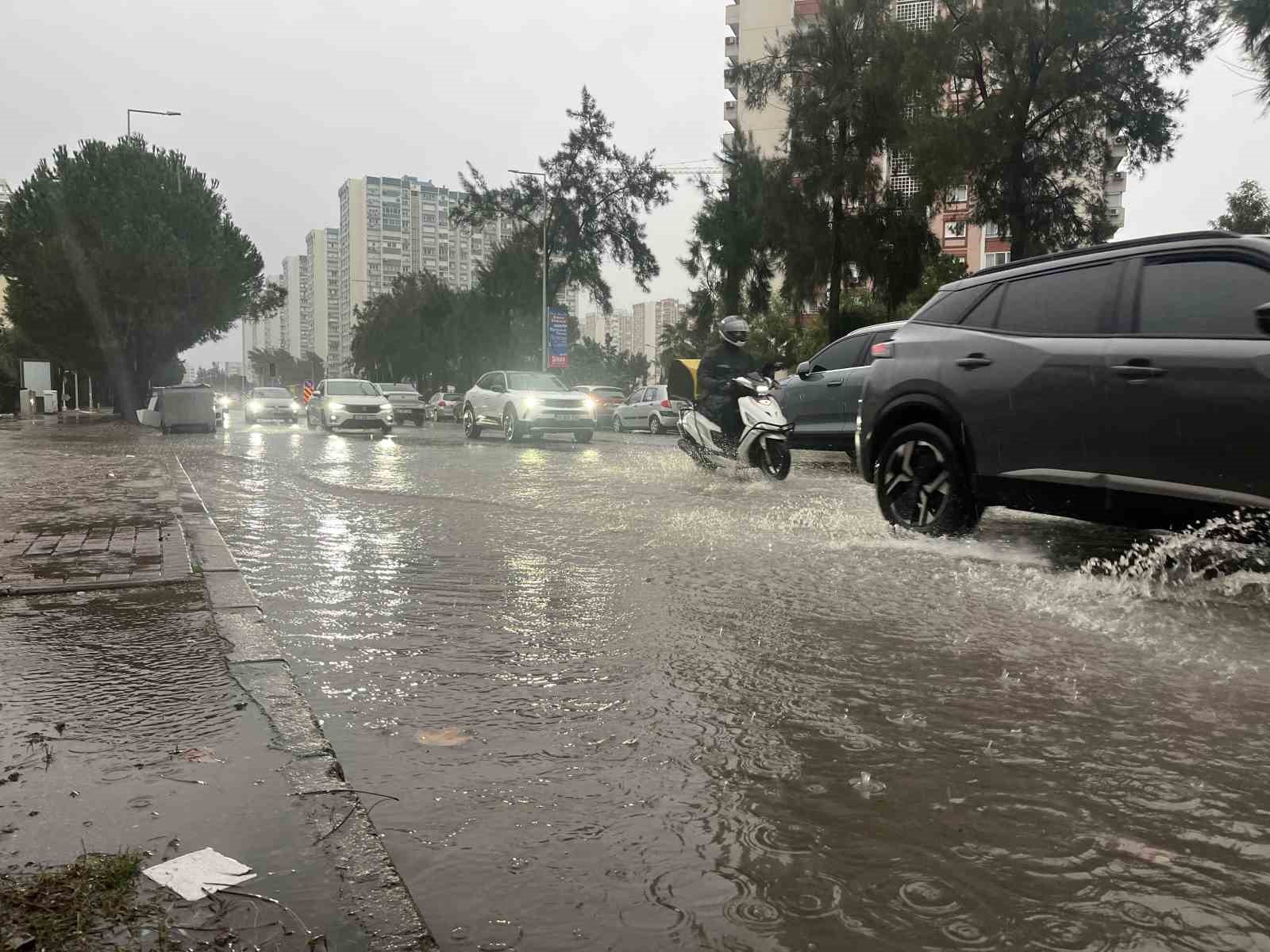 İzmir’de sağanak ve fırtına hayatı felç etti, yollar göle döndü 9 izmirde saganak ve firtina hayati felc etti yollar gole dondu 5 LGCPmQDd