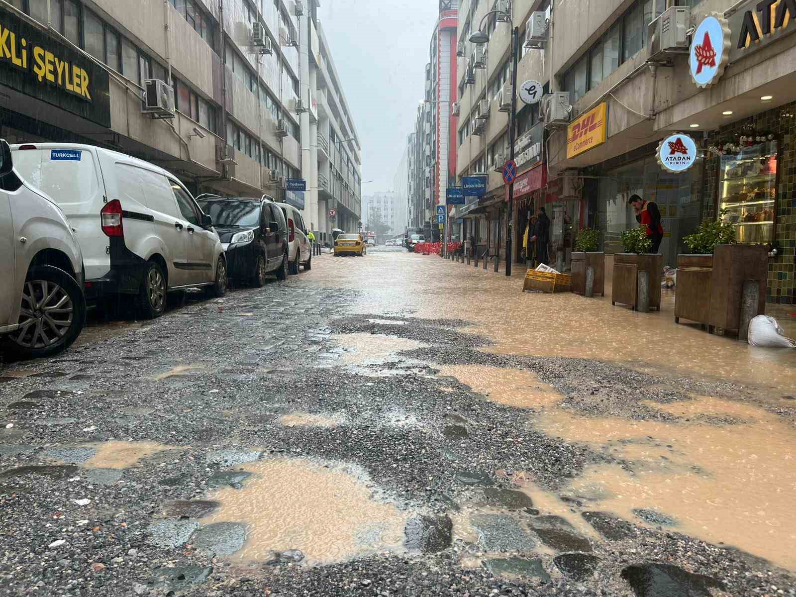 izmirde saganak yagis bazi cadde ve sokaklar gole dondu ekipler su tahliye calismalari yuruttu FnOj8glp