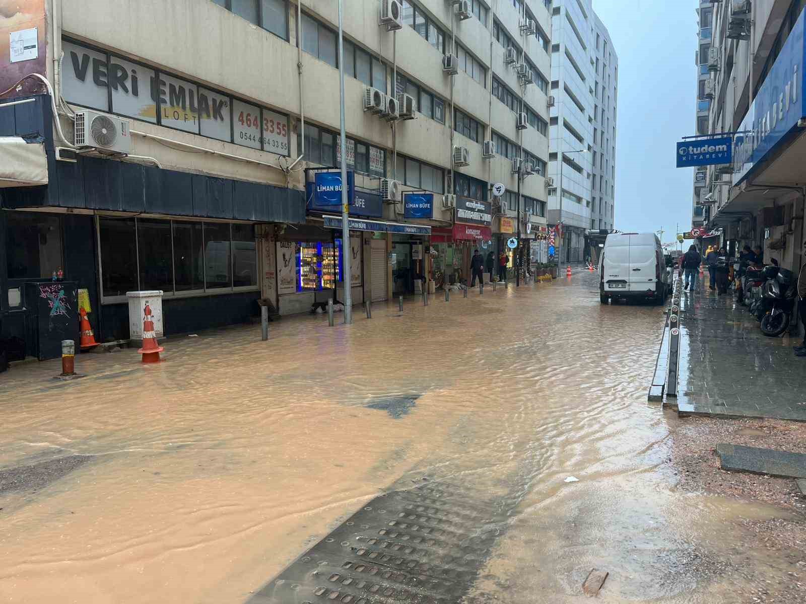 izmirde saganak yagis bazi cadde ve sokaklar gole dondu ekipler su tahliye calismalari yuruttu U9MEPL5p