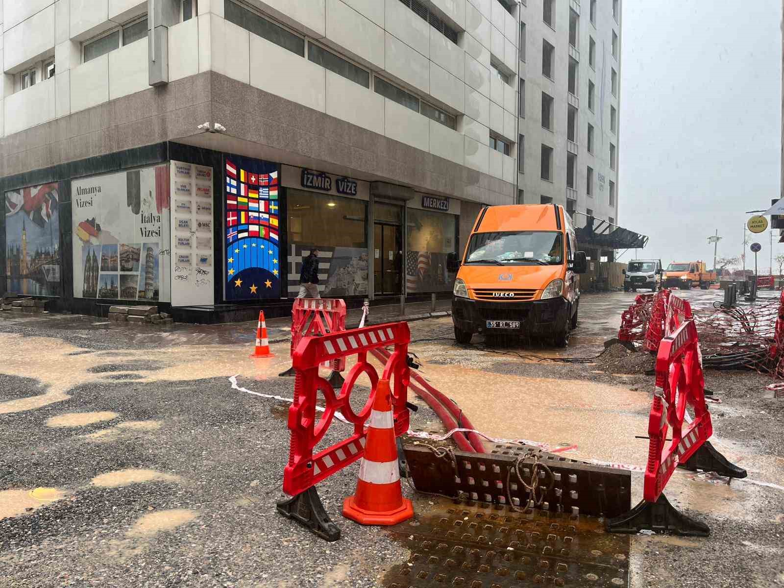 izmirde saganak yagis bazi cadde ve sokaklar gole dondu ekipler su tahliye calismalari yuruttu ty7Yjtfj