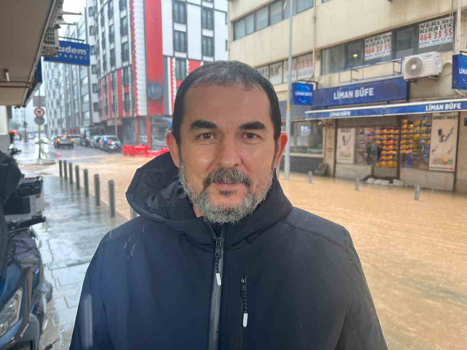 izmirde saganak yagis bazi cadde ve sokaklar gole dondu ekipler su tahliye calismalari yuruttu ylMHFQbE