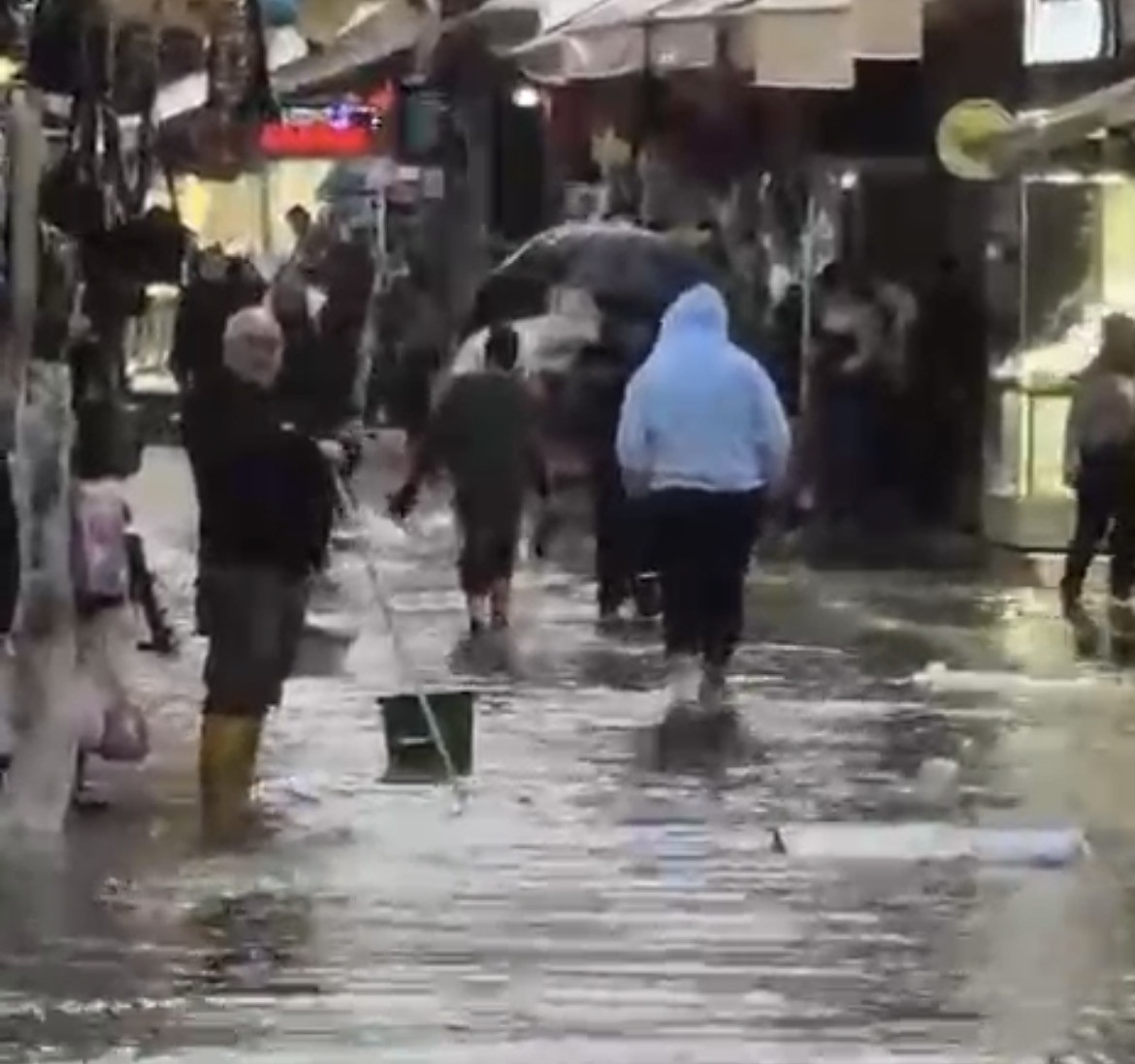 izmirde saganak yagis hayati olumsuz etkiledi 4 MjtBKUtG