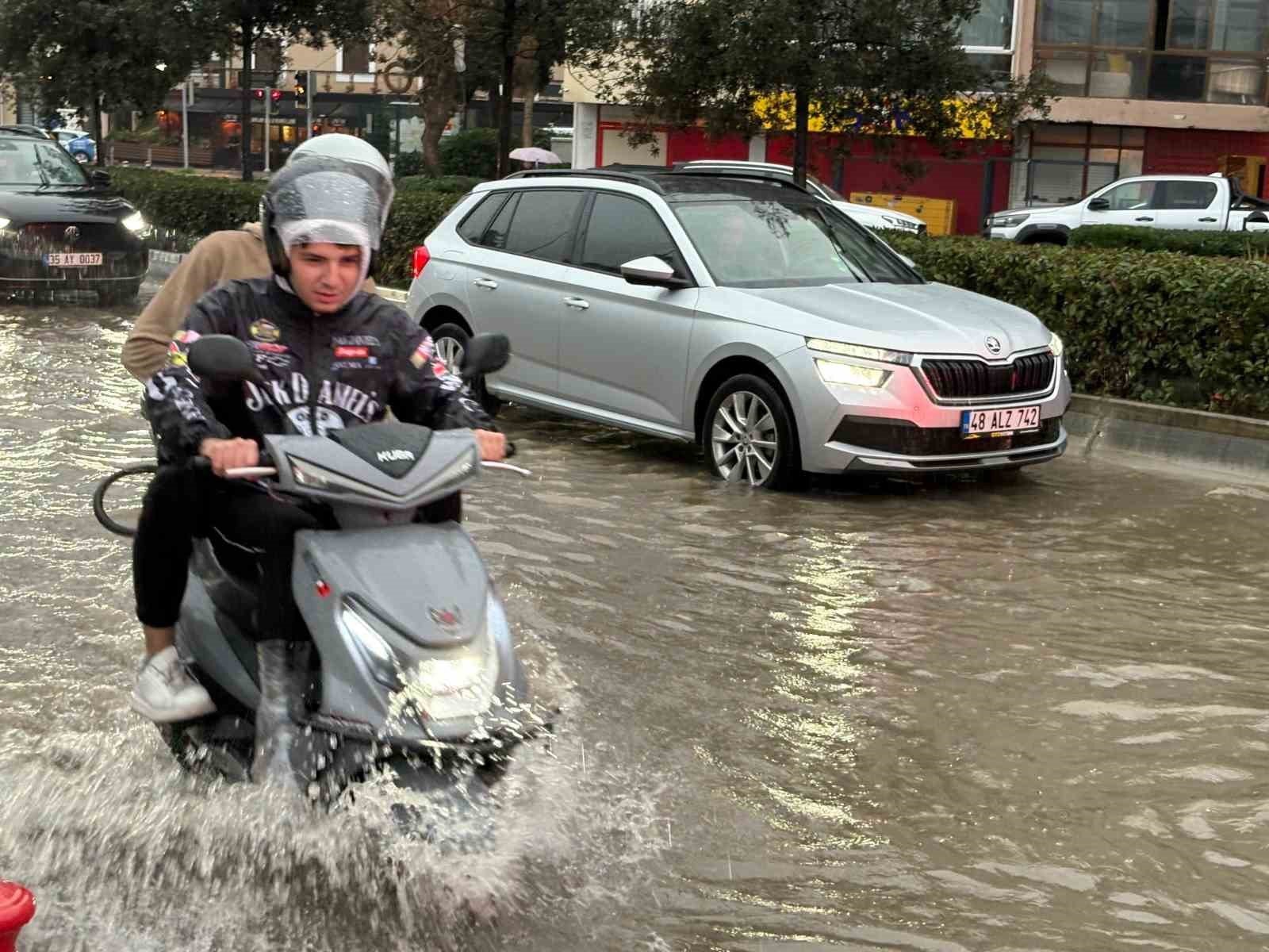 izmirde saganak yagis hayati olumsuz etkiledi caddeler gole dondu 0 gshYgca9