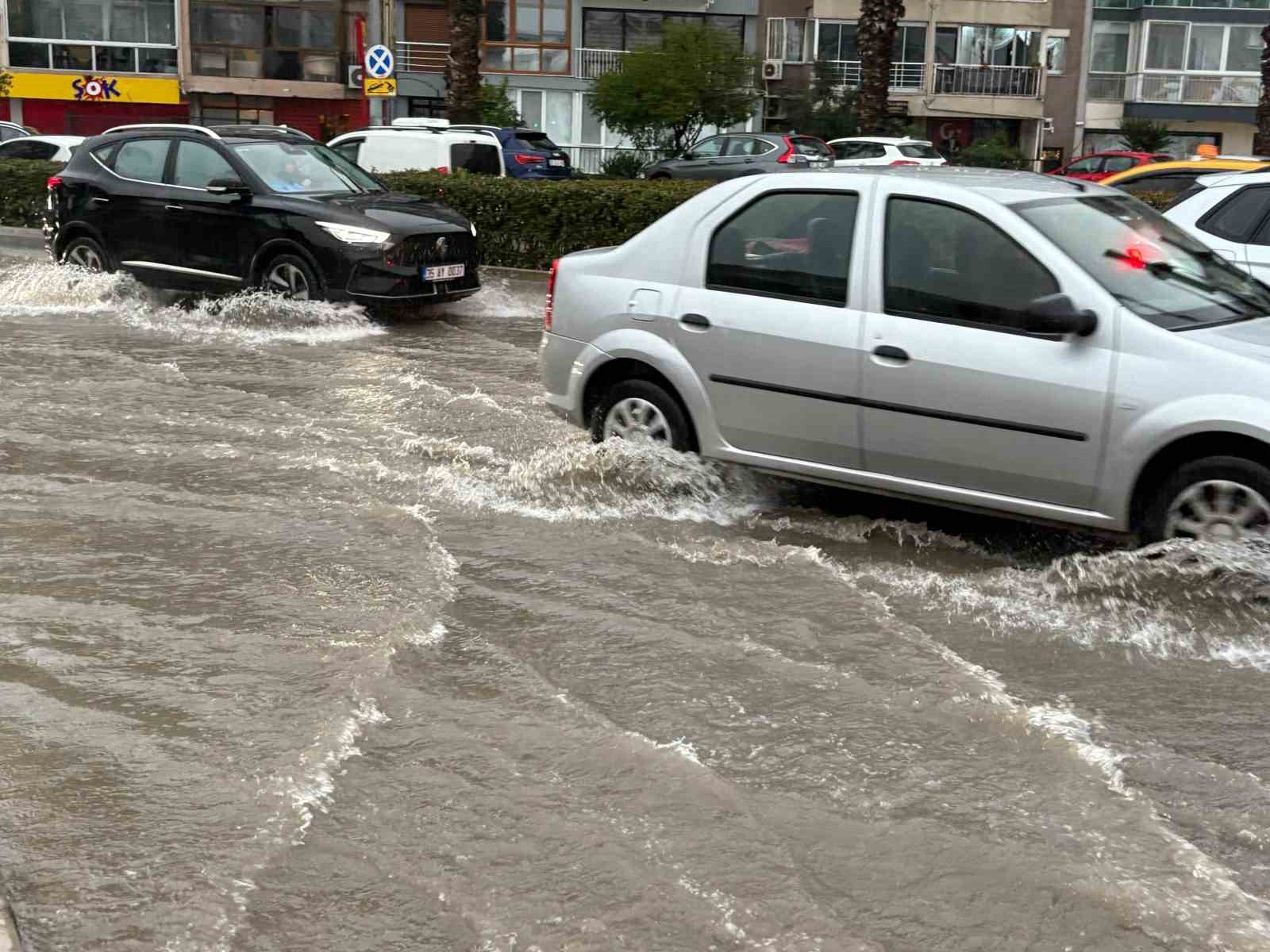 izmirde saganak yagis hayati olumsuz etkiledi caddeler gole dondu 5 NwBmj97U
