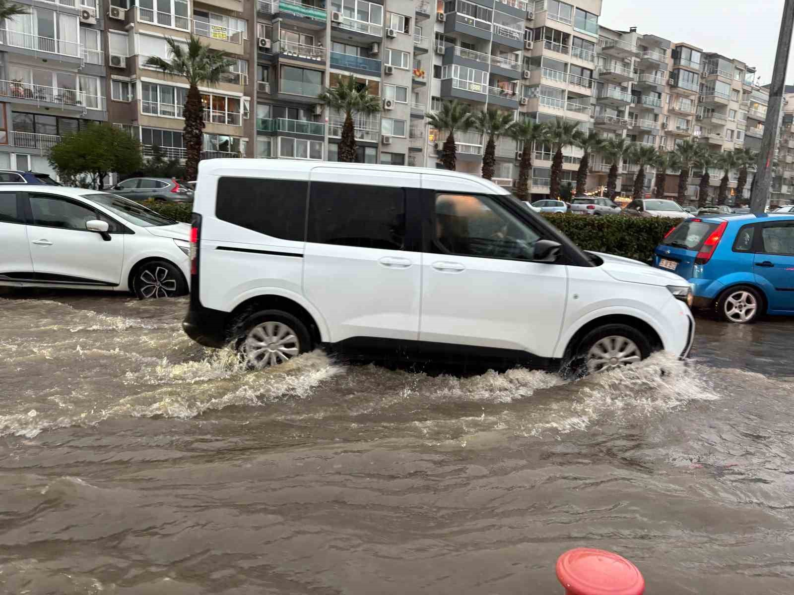 izmirde saganak yagis hayati olumsuz etkiledi caddeler gole dondu 6 rLTbjGSG