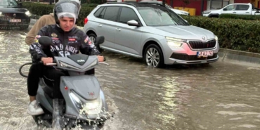 izmirde-saganak-yagis-hayati-olumsuz-etkiledi-caddeler-gole-dondu-dyNvVf9F.jpg