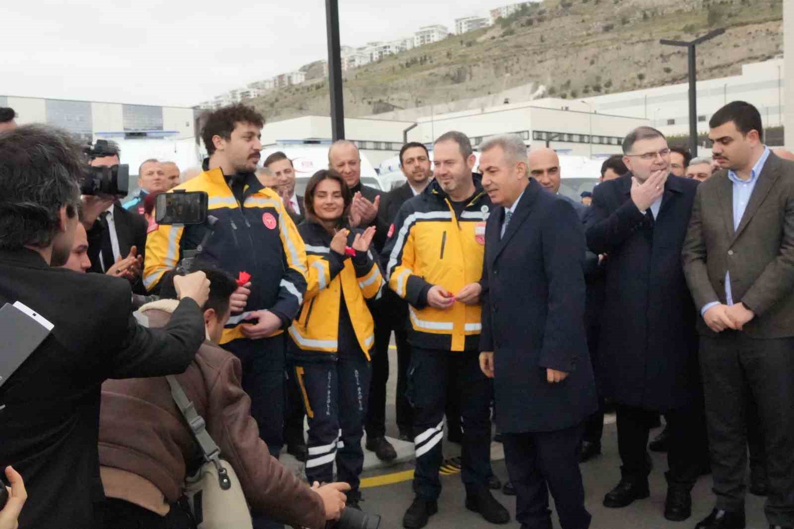 izmirde saglik filosuna 45 yeni ambulans 11 PgCPQ4fM