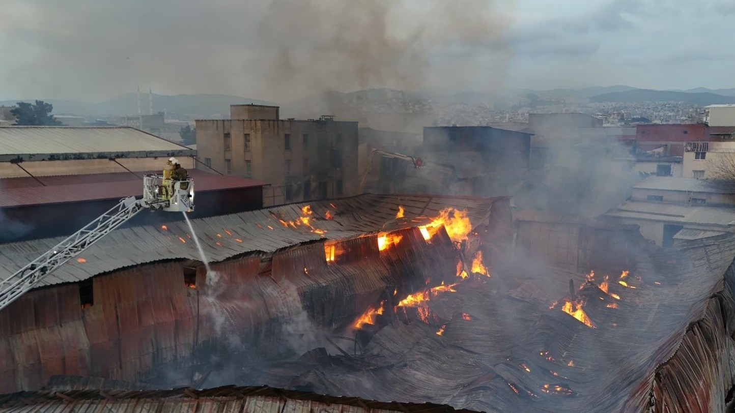 İzmir’de sanayi sitesindeki yangın kontrol altına alındı 5 izmirde sanayi sitesindeki yangin kontrol altina alindi 1 LuMfF7aL