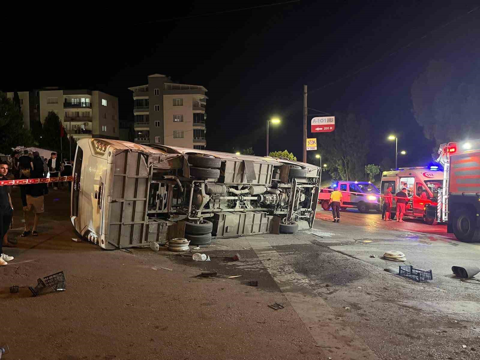 İzmir’de servis otobüsü ile otomobil çarpıştı: 4 yaralı 4 izmirde servis otobusu ile otomobil carpisti 4 yarali 0 BRtb1HIS