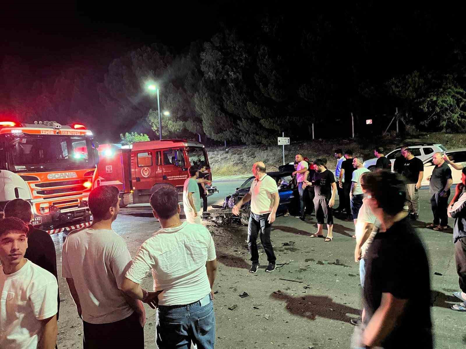 İzmir’de servis otobüsü ile otomobil çarpıştı: 4 yaralı 6 izmirde servis otobusu ile otomobil carpisti 4 yarali 2 EdHMfkVI