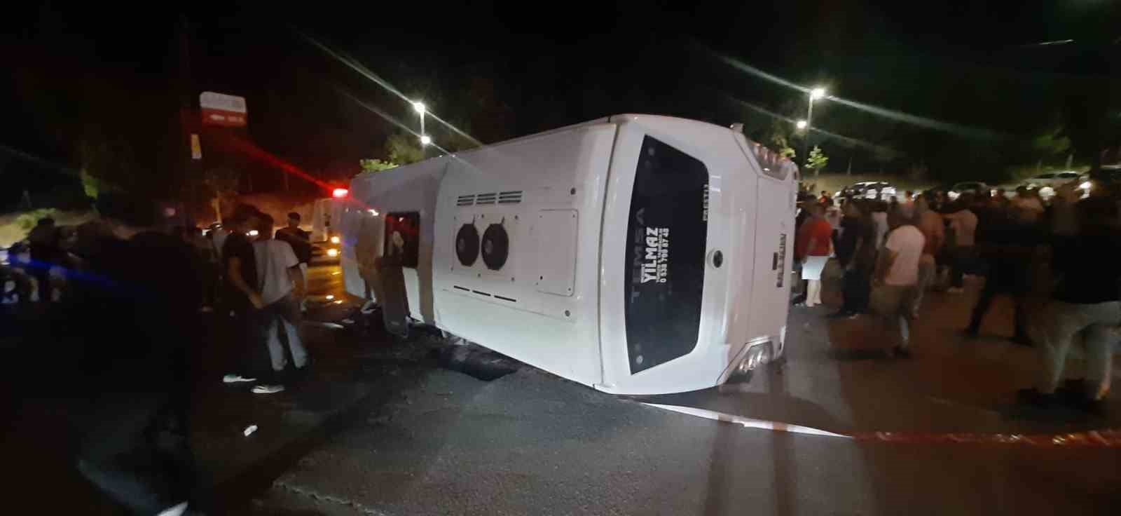 İzmir’de servis otobüsü ile otomobil çarpıştı: 4 yaralı 7 izmirde servis otobusu ile otomobil carpisti 4 yarali 3 DfRdvmXU
