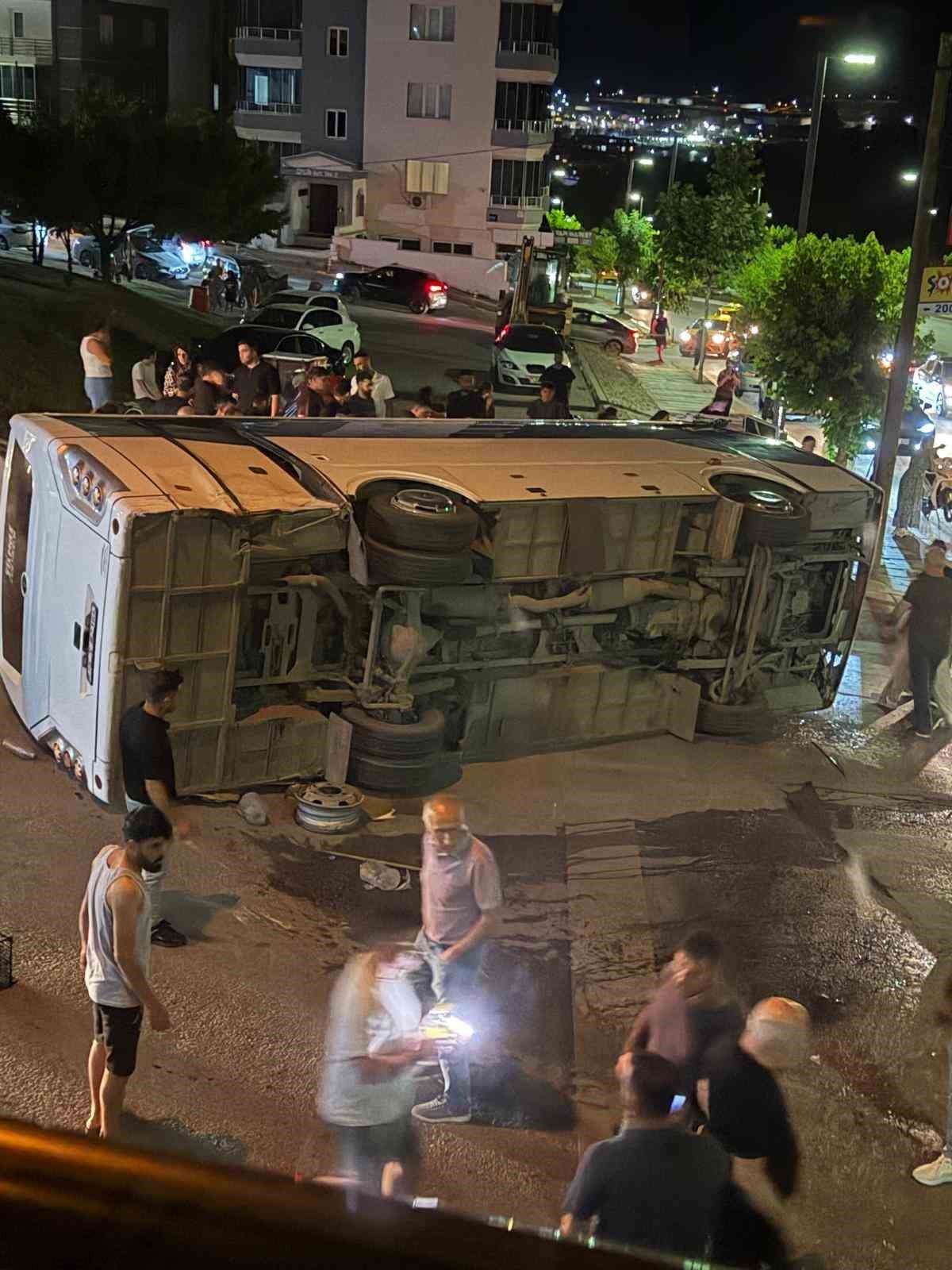 İzmir’de servis otobüsü ile otomobil çarpıştı: 4 yaralı 8 izmirde servis otobusu ile otomobil carpisti 4 yarali 4 GwTFALUH