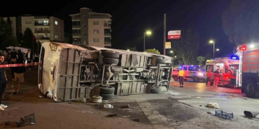 izmirde-servis-otobusu-ile-otomobil-carpisti-4-yarali-dwUVX2WI.jpg