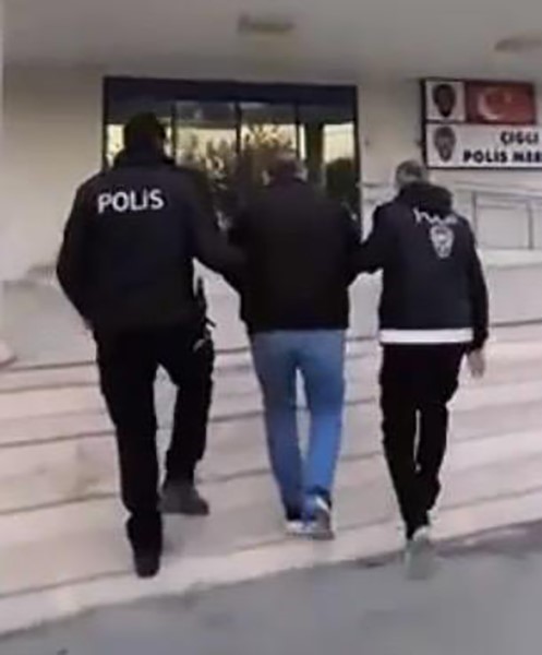 izmirde siber operasyonu 4 firari dolandirici yakalandi 1 UbCIKi6s