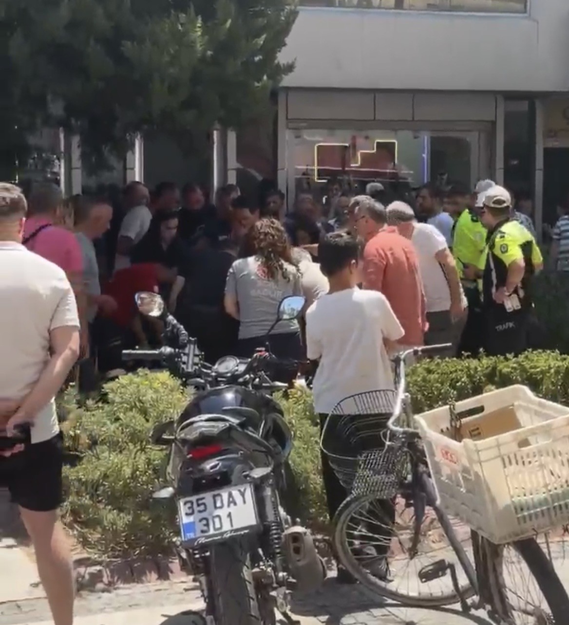 İzmir’de silahlı saldırı: Kaçmaya çalışan saldırganı trafik polisi yakaladı 4 izmirde silahli saldiri kacmaya calisan saldirgani trafik polisi yakaladi 0