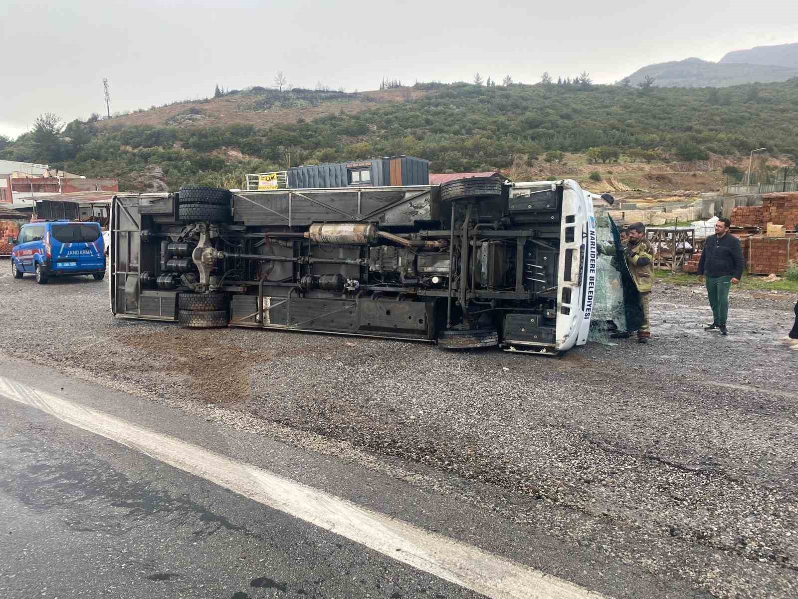 izmirde sporculari tasiyan otobus devrildi 4 yarali 1 sLaJpm3v