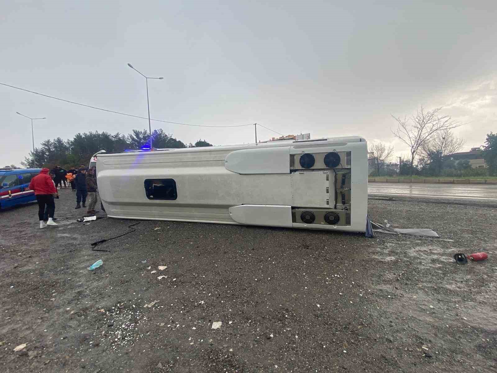 izmirde sporculari tasiyan otobus devrildi 4 yarali 4 D2fD3jEH