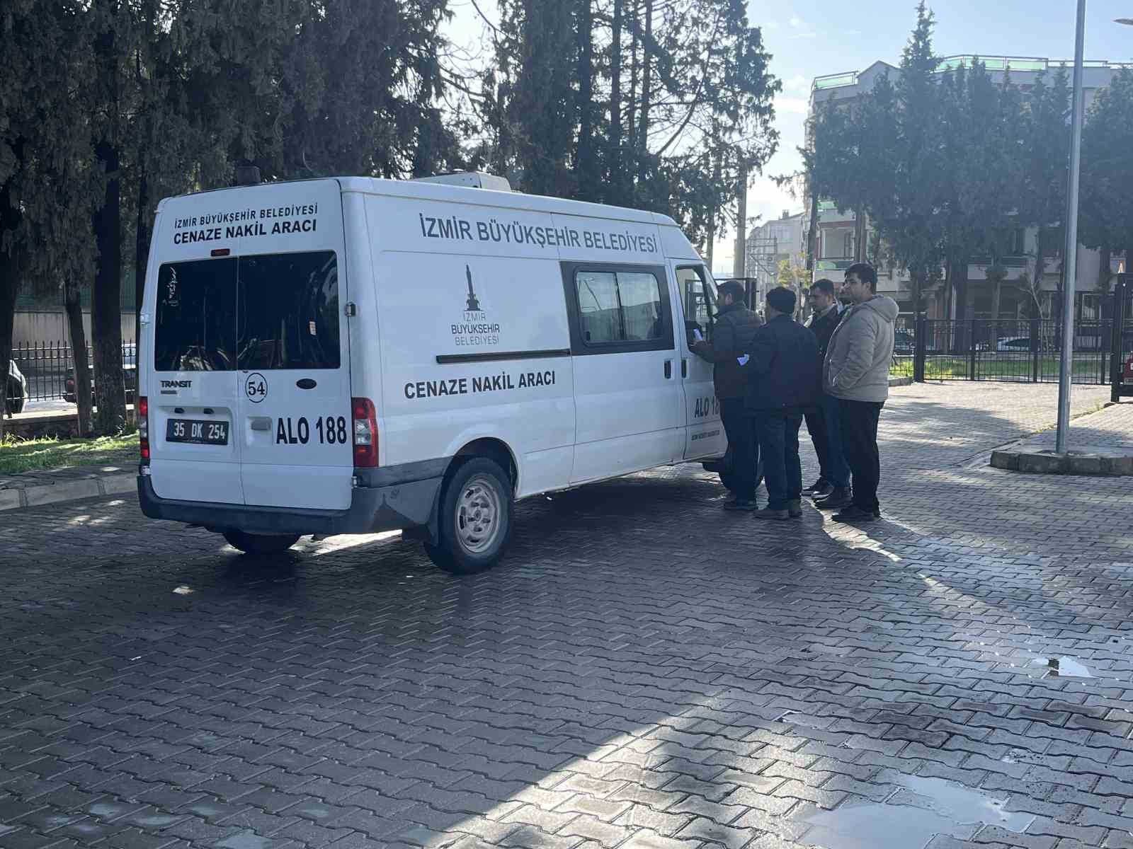 izmirde su dolu alt gecitte hayatini kaybeden surucu son yolculuguna ugurlandi 0 73TrTUaf