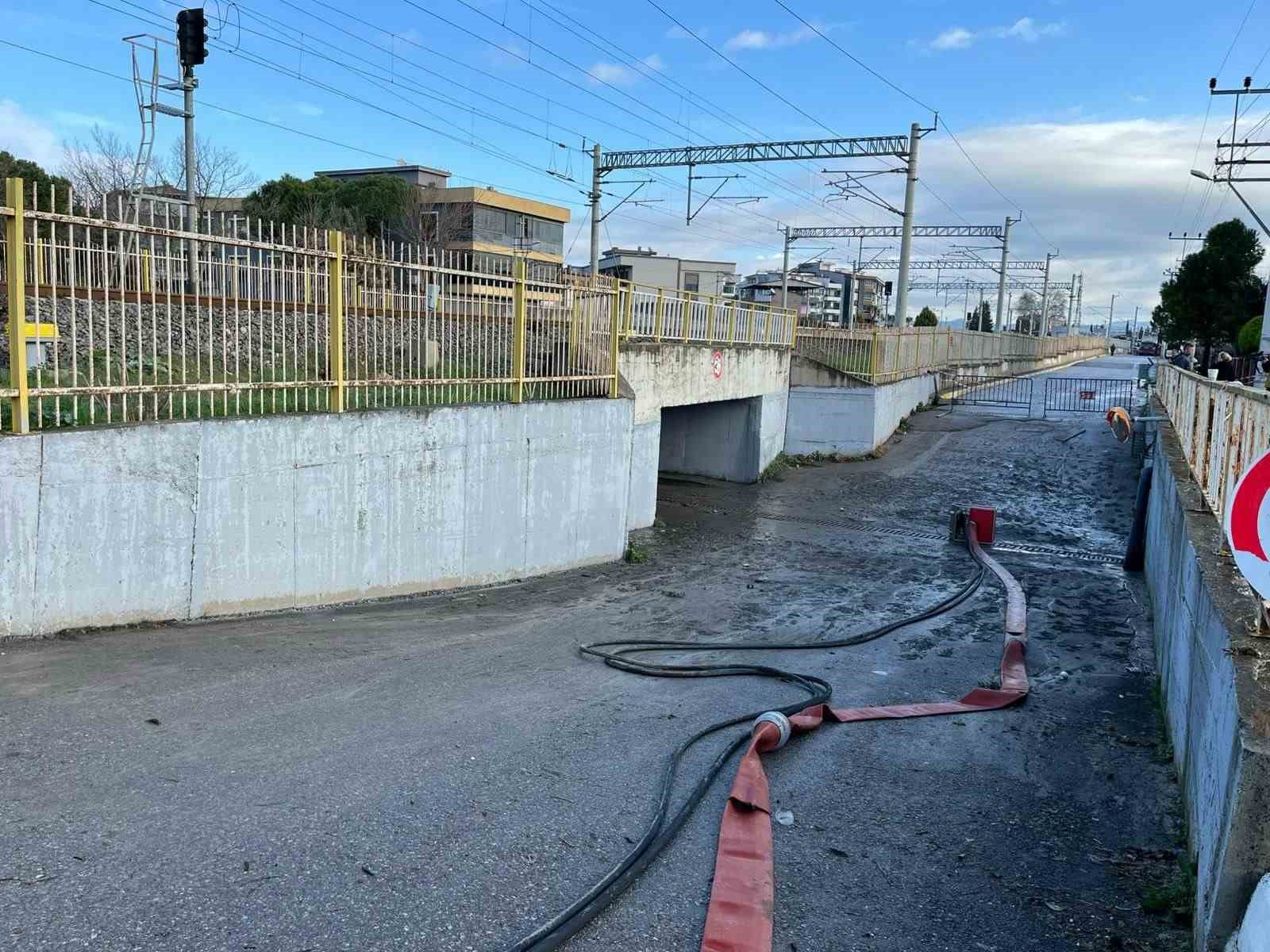 izmirde su dolu alt gecitte hayatini kaybeden surucu son yolculuguna ugurlandi 2 AZHdyKcL
