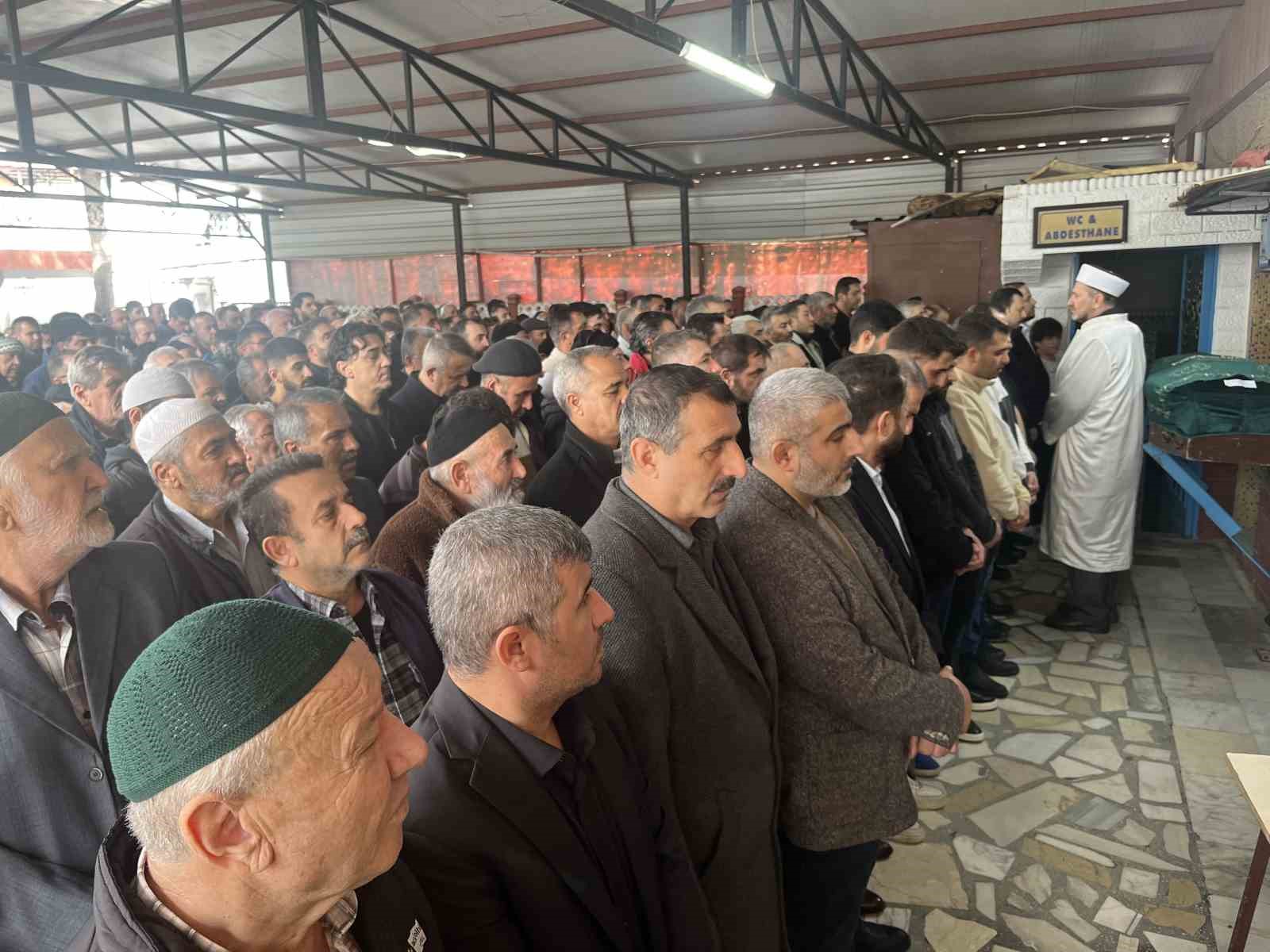 izmirde su dolu alt gecitte hayatini kaybeden surucu son yolculuguna ugurlandi 4 O8dMIMH8