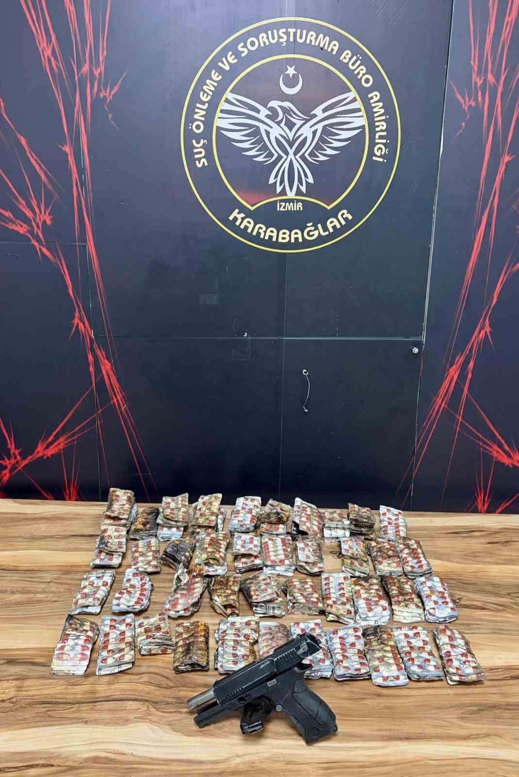 İzmir’de suç delillerini gizlemek için evi yakan 10 şüpheli yakalandı 4 izmirde suc delillerini gizlemek icin evi yakan 10 supheli yakalandi 0