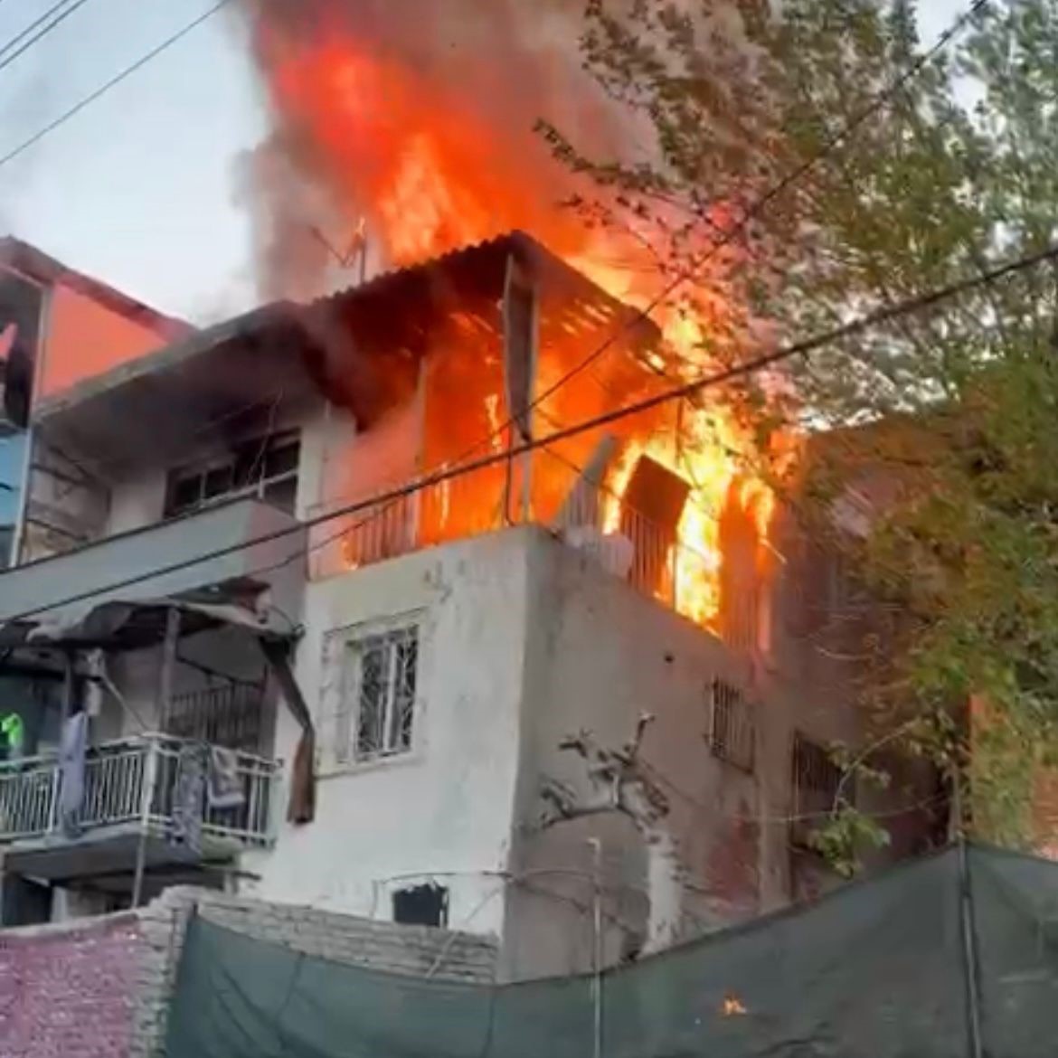 İzmir’de suç delillerini gizlemek için evi yakan 10 şüpheli yakalandı 5 izmirde suc delillerini gizlemek icin evi yakan 10 supheli yakalandi 1 wdus7bM1