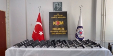 izmirde-suc-orgutlerine-yonelik-es-zamanli-operasyon-10-tutuklama-dMY1mRVs.jpg