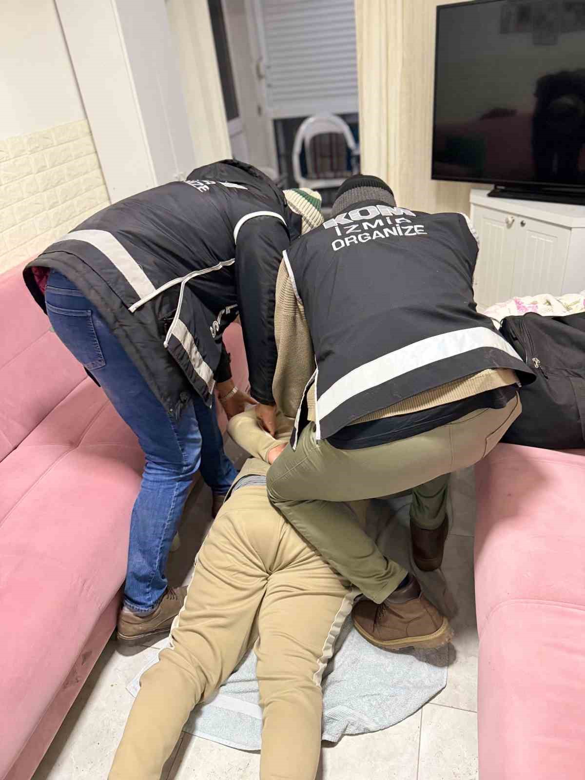 İzmir’de suç örgütü üyesi yakalandı 5 izmirde suc orgutu uyesi yakalandi 1 UDM7HJaS