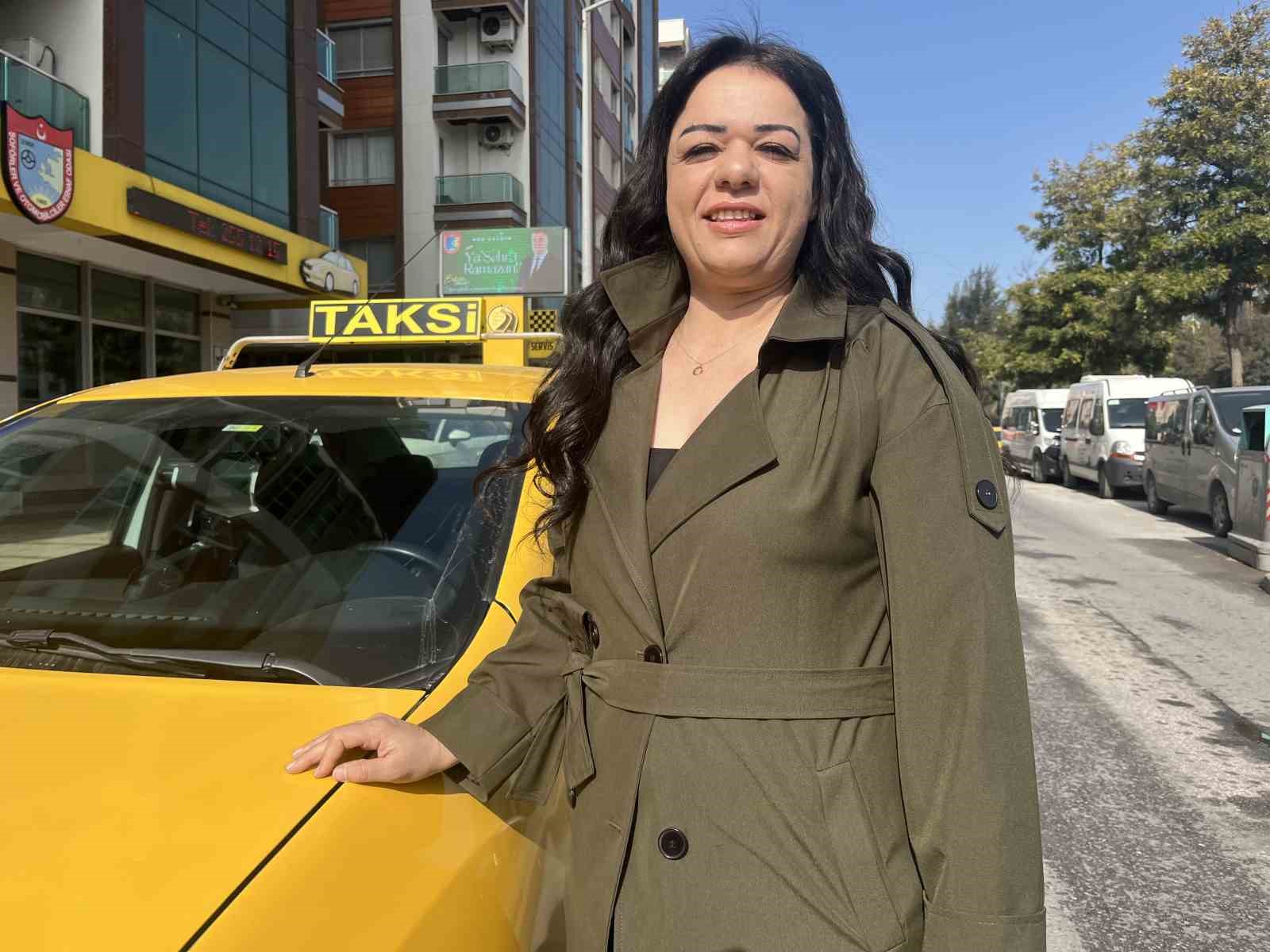 izmirde taksi direksiyonunda kadin gucu 0 KdUc7VDq