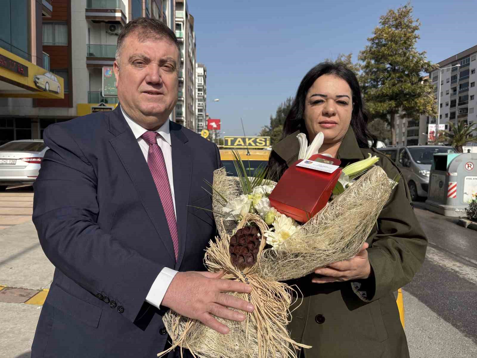 izmirde taksi direksiyonunda kadin gucu 1 Aqygt8D3