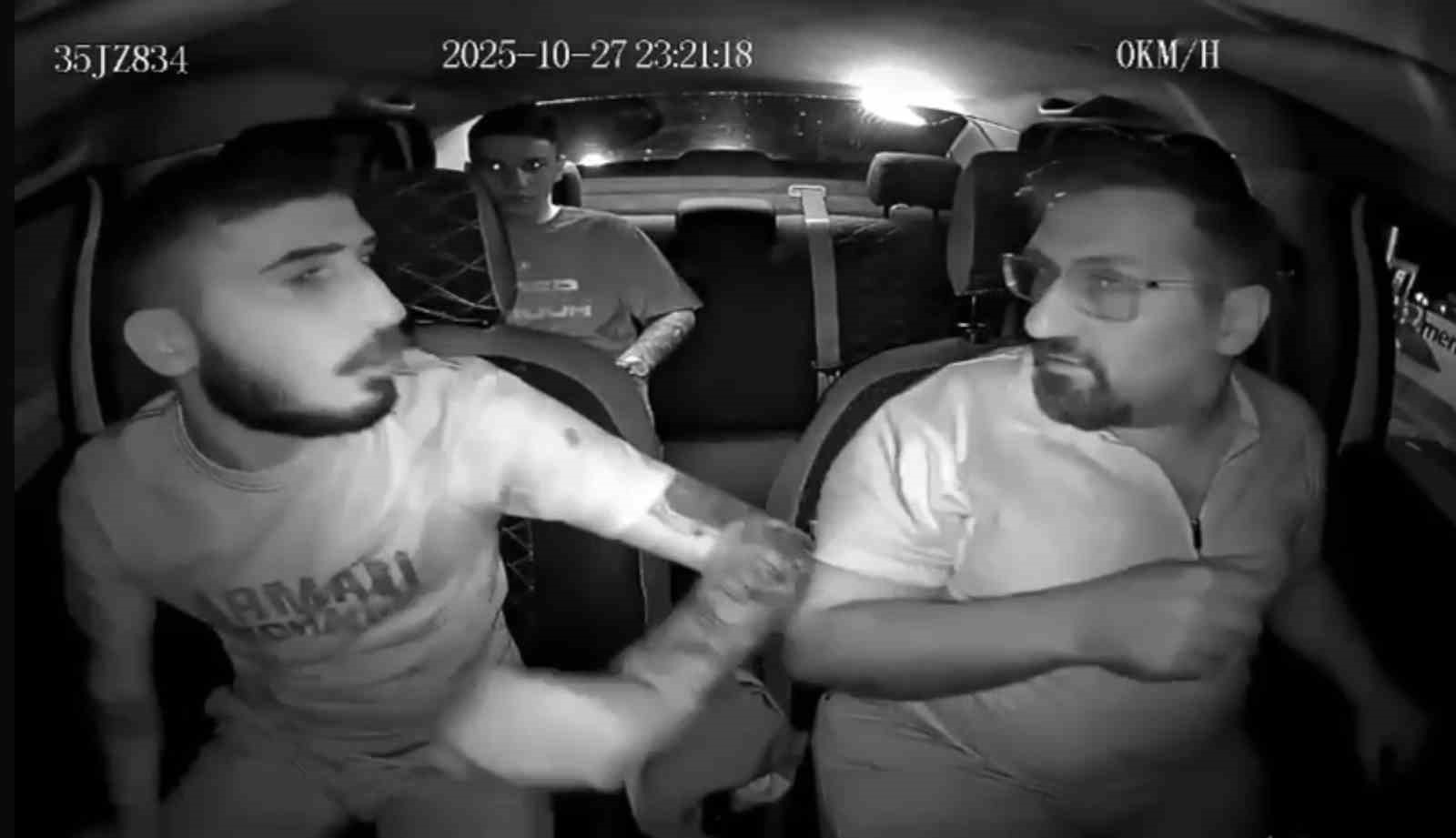 izmirde taksi soforunun darbedildigi anlar kamerada 3 14liHty5