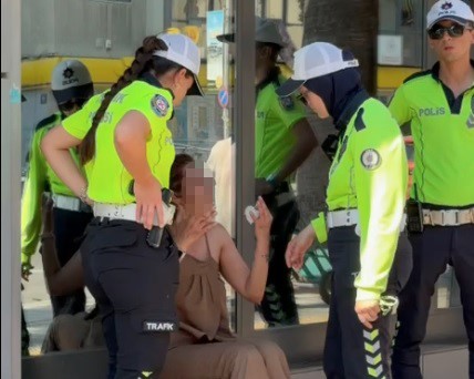 İzmir’de taksici ile vatandaş arasındaki ’güzergah’ kavgası kamerada 4 izmirde taksici ile vatandas arasindaki guzergah kavgasi kamerada 0 89M9WZAN