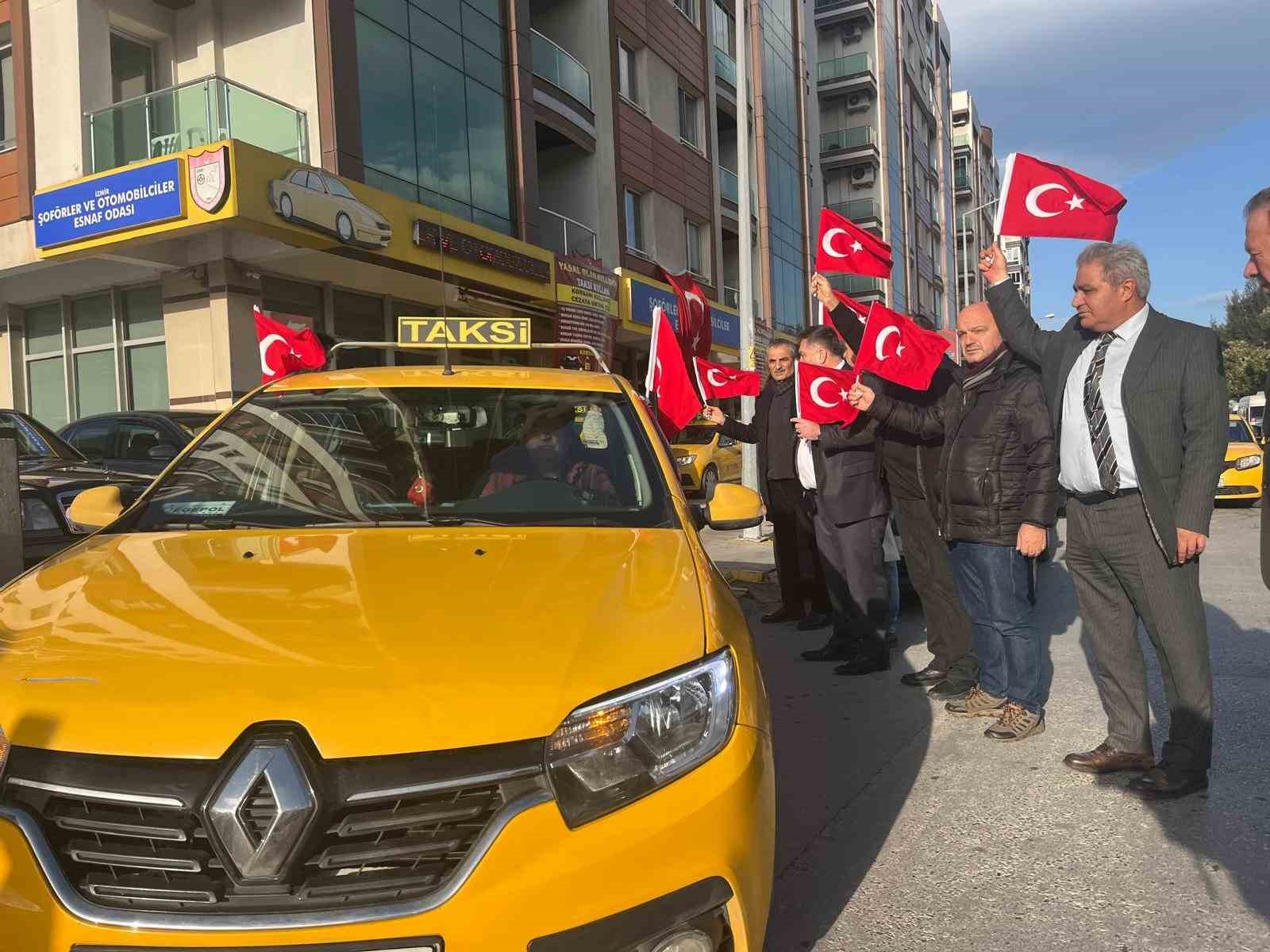 izmirde taksicilerden turk bayrakli konvoy 1 8bFL6mkp