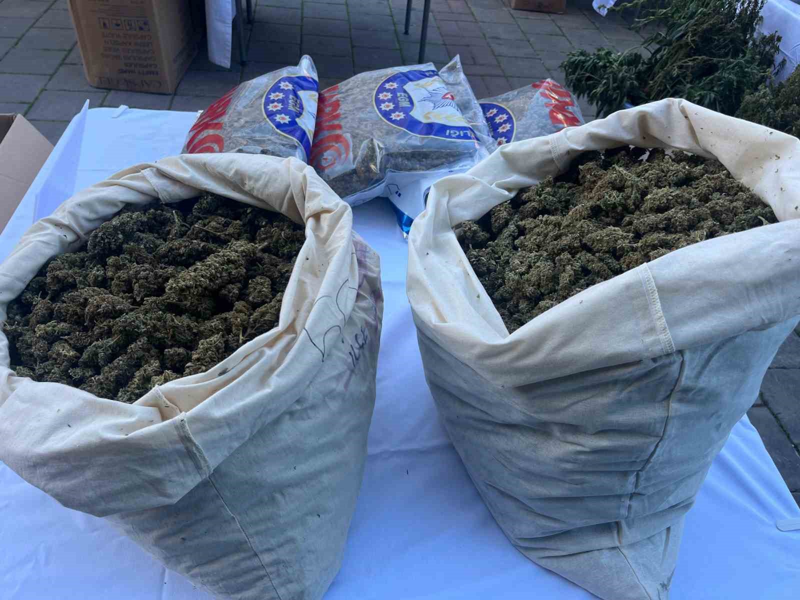 izmirde tek operasyonda 3 milyon uyusturucu hap ele gecti 46 tutuklama 1 rpPX5A3e