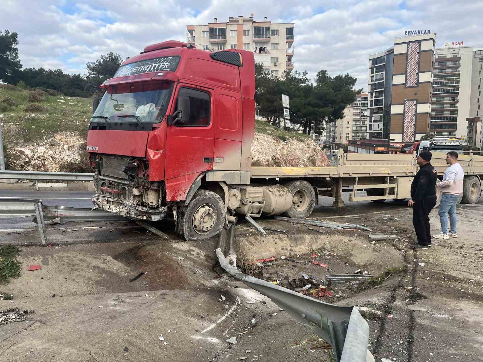 İzmir’de tır bariyerleri aşıp karşı şeride geçti 4 izmirde tir bariyerleri asip karsi seride gecti 0 VCevcL1p